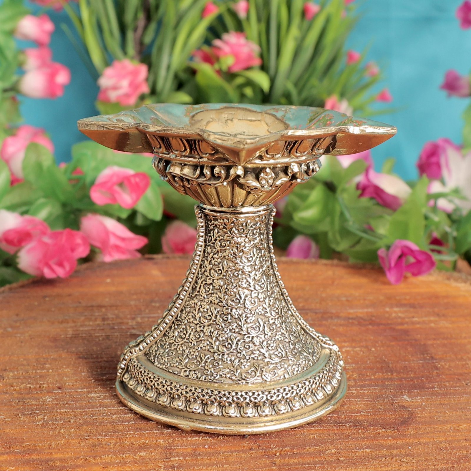 Brass Diya, Product Dimention is 3.1 x 3.1 x 3 Inch or 7.87 x 7.87 x 7.62 Cm, Weight is 150 Gram, 1 Pcs